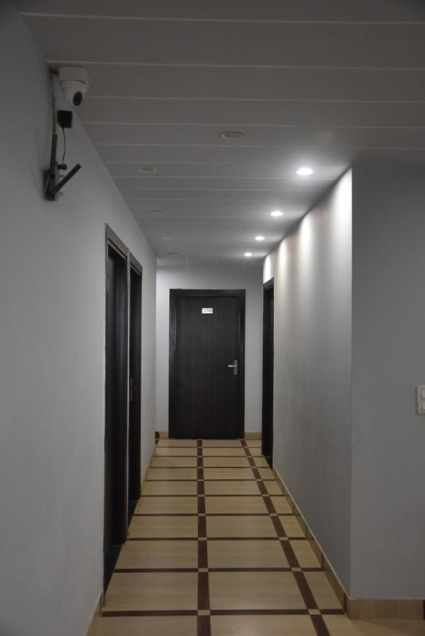 Hotel De Luxe Basai Road Gurgaon Buitenkant foto