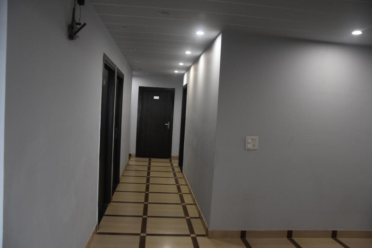 Hotel De Luxe Basai Road Gurgaon Buitenkant foto