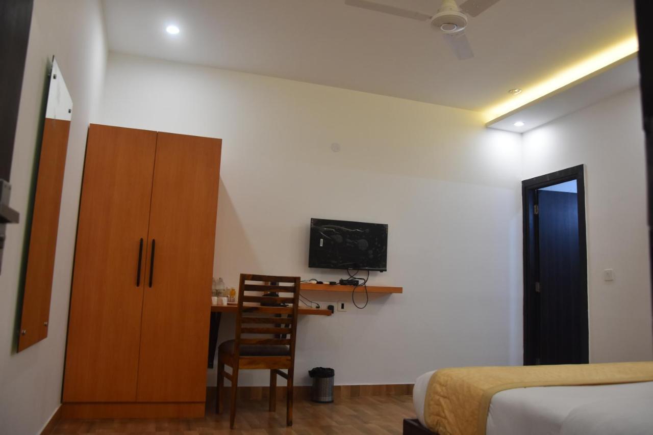 Hotel De Luxe Basai Road Gurgaon Buitenkant foto